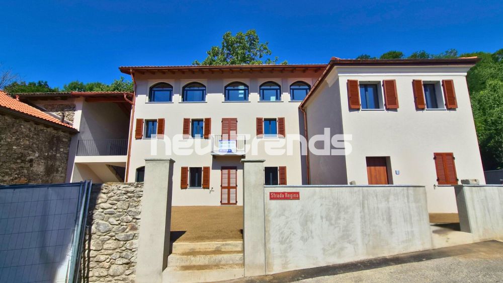 Ampio e luminoso attico con terrazzo e lift privato, mai abitato. - Esterno e giardino