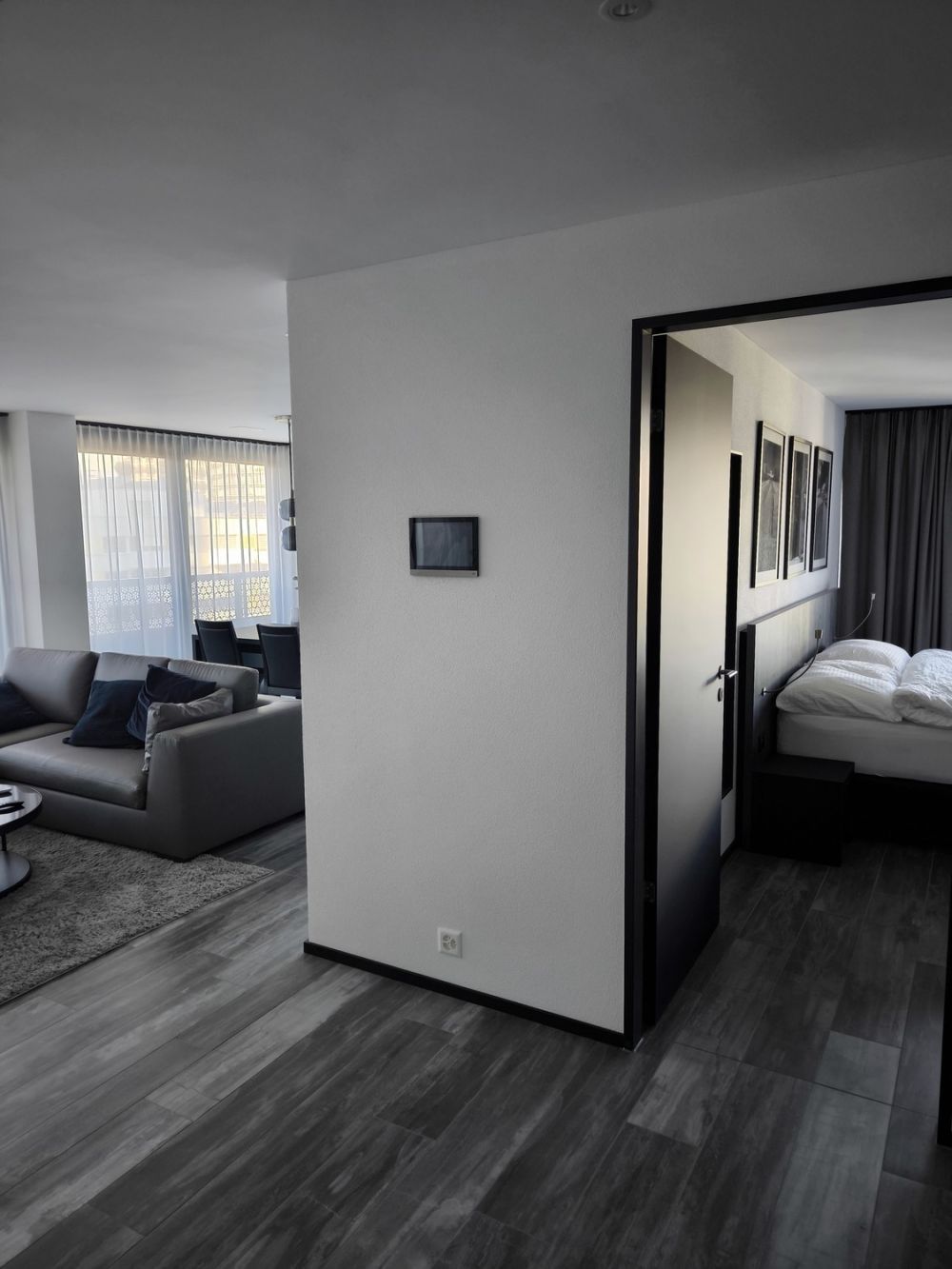 Exklusive, möblierte 2.5-Zimmerwohnung im Three Point Tower - 2.jpg