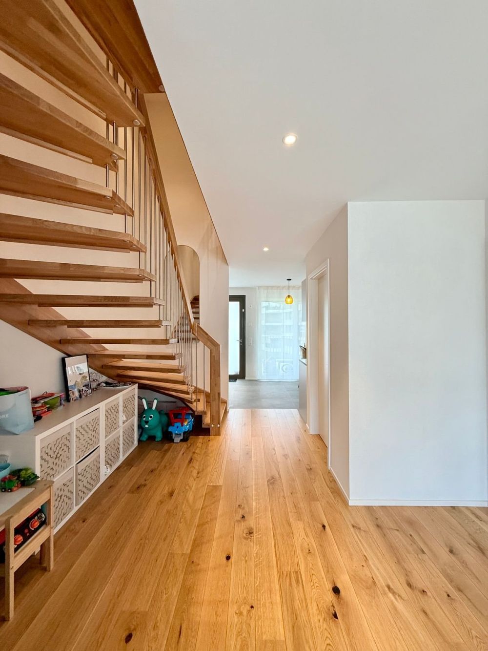 Duplex en attique de 4.5 pièces - Couloir séparant cuisine et le salon, salle à manger. Etage 1