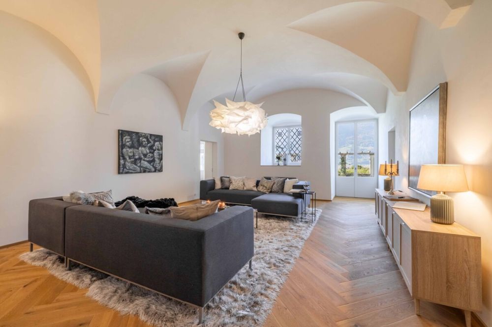 Exklusive Gartenresidenz in Zizers: Wohnen im historischen Schloss - Wohnraum