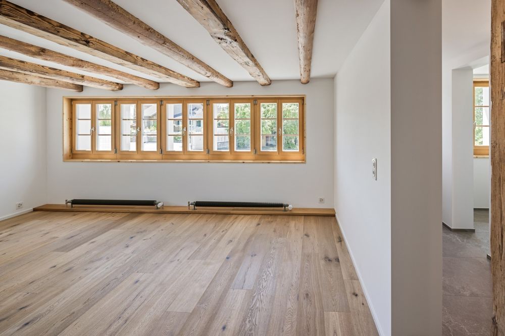 Letzte Gelegenheit: Einzigartige 7.5-Zimmer-Bauernhaushälfte - Wohnzimmer