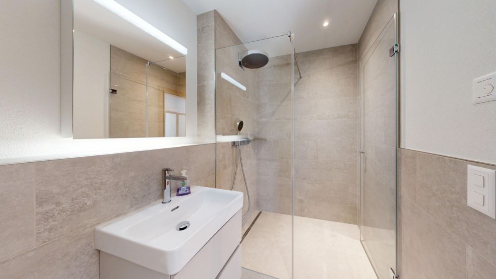 Moderne 4.5-Zimmer-Gartenwohnung mit Einstellhallenplatz - Dusche / WC