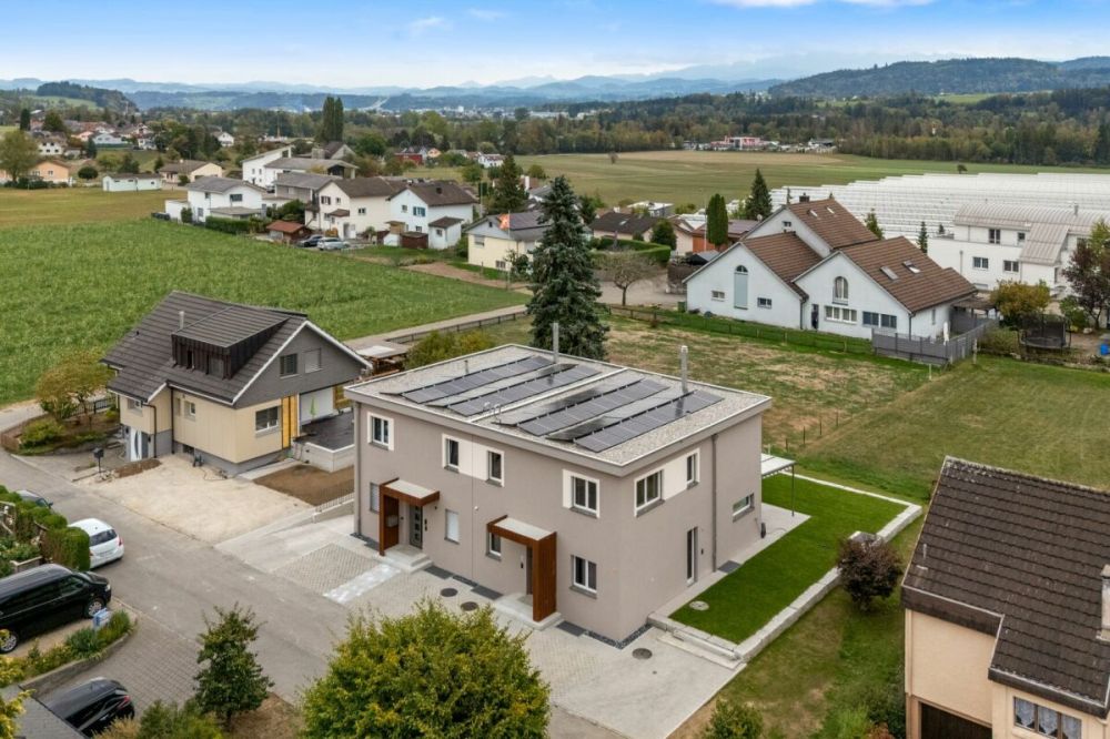 Hochwertige Doppelhaushälfte mit Garten und zwei Abstellplätzen in der Tiefgarage an ruhiger Lage -  Bild 2