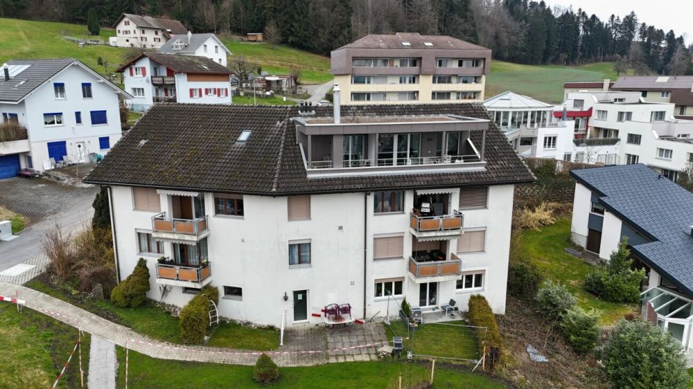 Schmucke 2,5 Zi mit Privatsitzplatz -  Bild 1