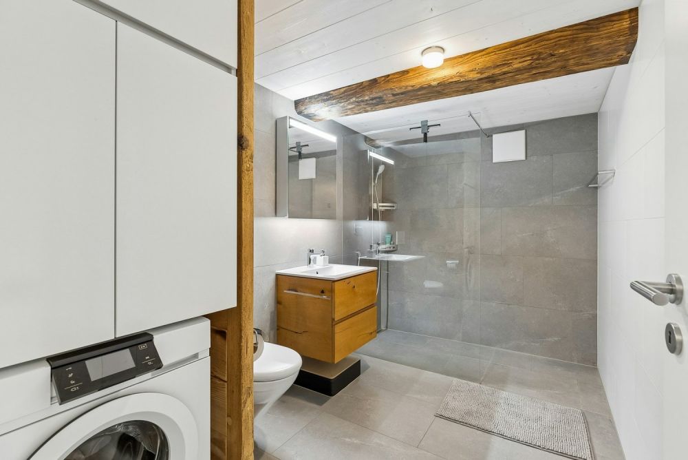 Neuwertiges 5-Zimmer-Mittel-Flarzhaus mit Gartensitzplatz - Dusche/WC/Waschturm