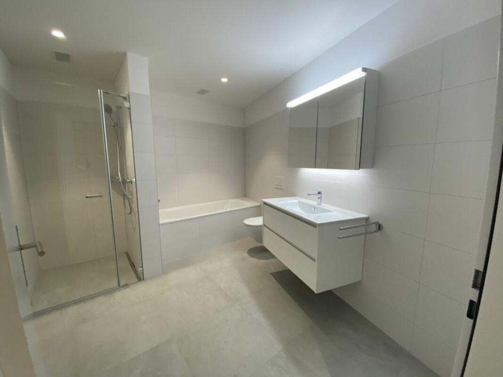 Lichtdurchflutete 4.5-Zimmerwohnung in der Überbauung «Neualtwil» - Badezimmer