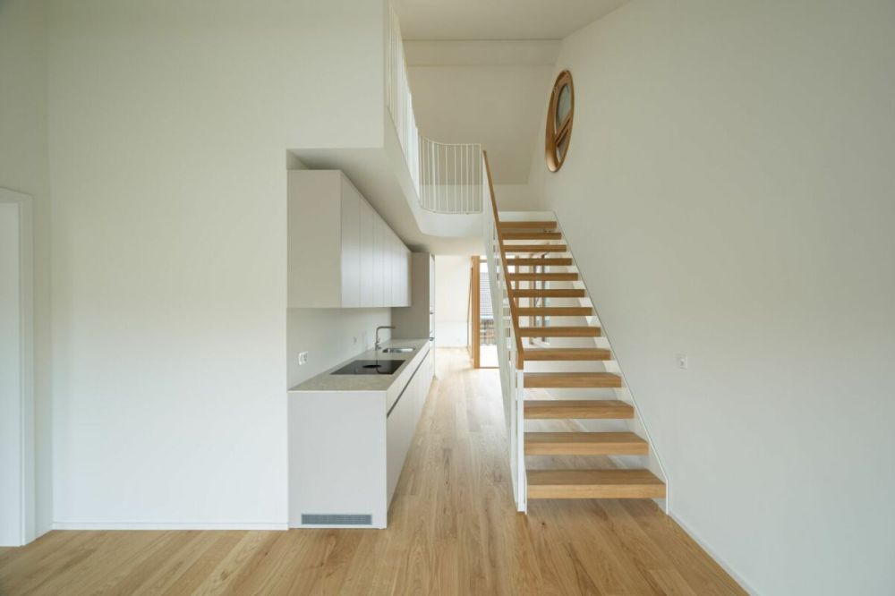 Grosszügige 3½-Zimmer-Dachwohnung mit Galerie und Balkon - Die schlichte Treppe verbindet die beiden Etagen