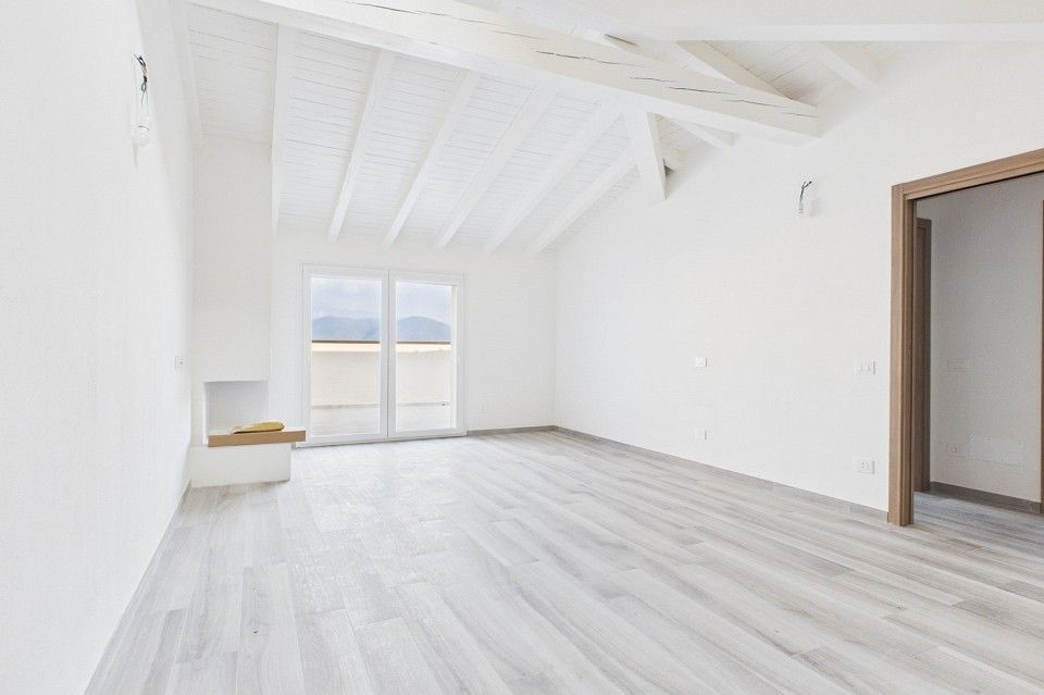 La vostra casa tra l'Italia e la Svizzera con una vista panoramica unica (Italia) -  Bild 1