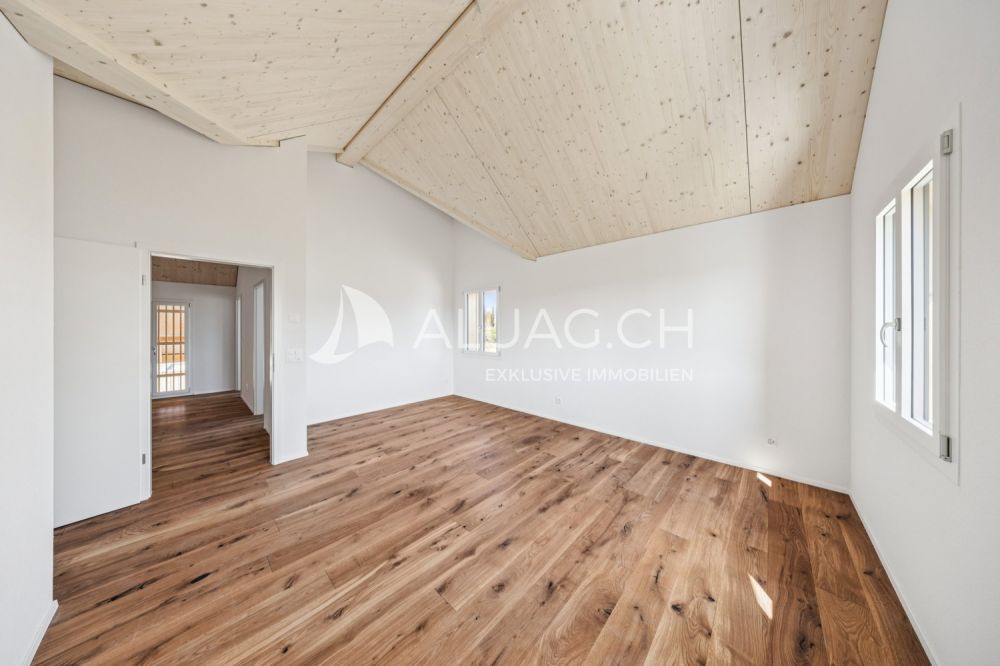 NEUBAU - 3.5 ZIMMER DUPLEX WOHNUNG - Helles geräumiges Schlafzimmer mit warmem Parkett und ruhiger, offener Stimmung