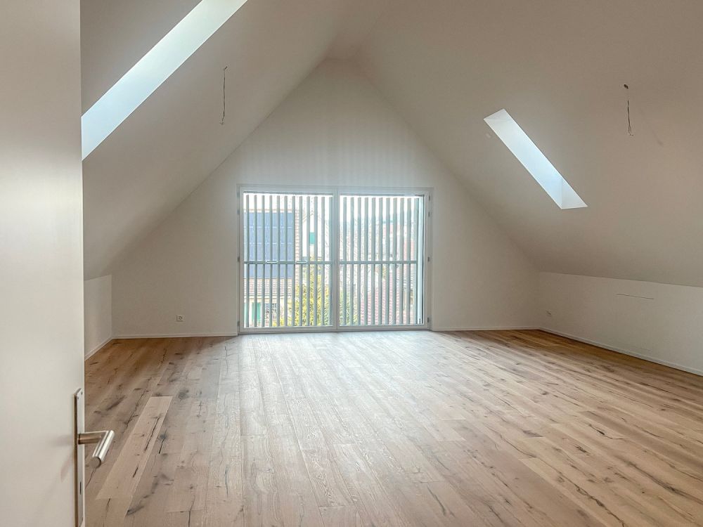 Mit dem Lift direkt in die Wohnung - grosszügige Dach-Maisonette vor den Toren Zürichs -  Bild 11