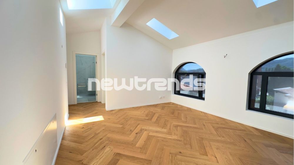 Ampio e luminoso attico con terrazzo e lift privato, mai abitato. - camera