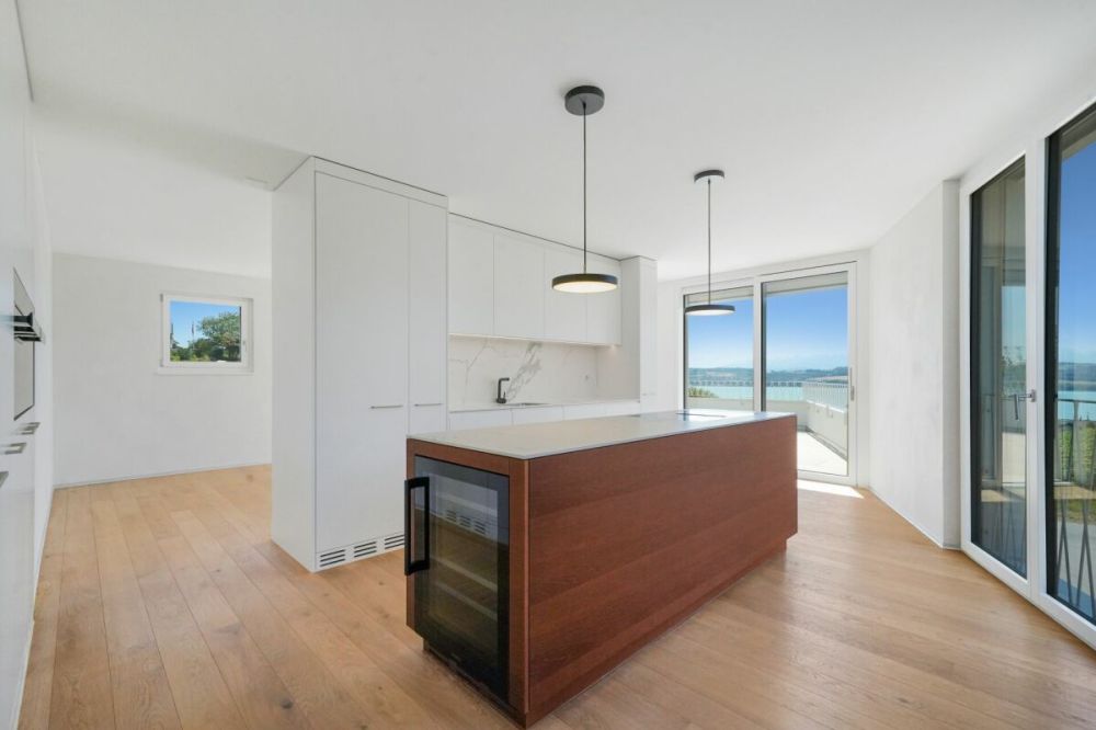 Exklusive 4.5 Zimmer Neubau Terrassenwohnung mit atemberaubender Weitsicht über den Murtensee -  Bild 4