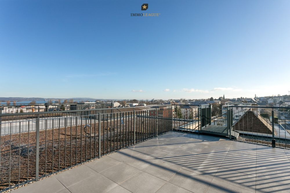 Exklusive Attikawohnung mit grosszügigen Sonnenterrassen. - Von der Dachterrasse eröffnet sich ein weiter Blick über die umliegenden Dächer bis hin zum See.