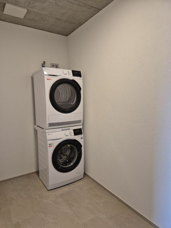 Erstbezug - 4.5 Zimmer im 2. Obergeschoss mit grossem Balkon - Waschmaschine & Tumbler