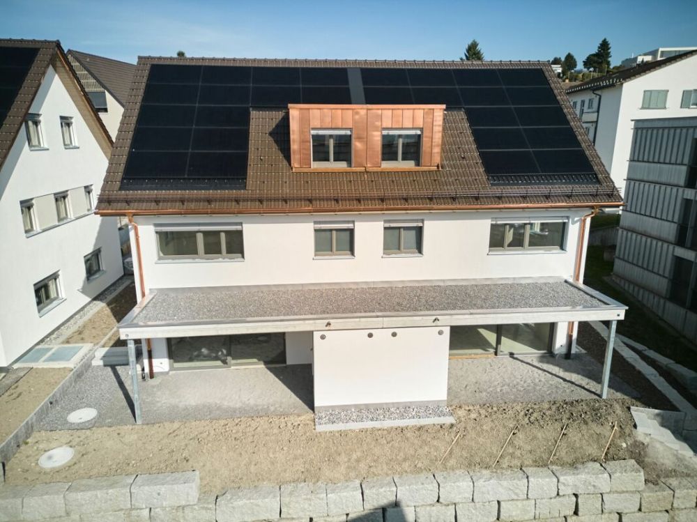 6 1/2-Zimmer-Doppeleinfamilienhaus mit nutzbarer Landfläche -  Bild 2