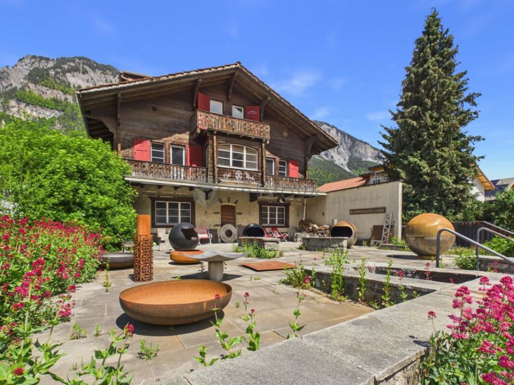 Traditionsreiches Chalet mit Gastronomie & zwei Wohneinheiten auf weitläufigem Grund -  Bild 1