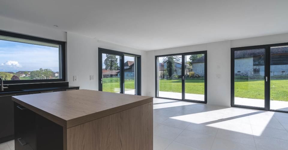 Maison mitoyenne avec 4 chambres, magnifique vue sur les champs et les Alpes - Maison contiguë 5.5 pièces - image - 1