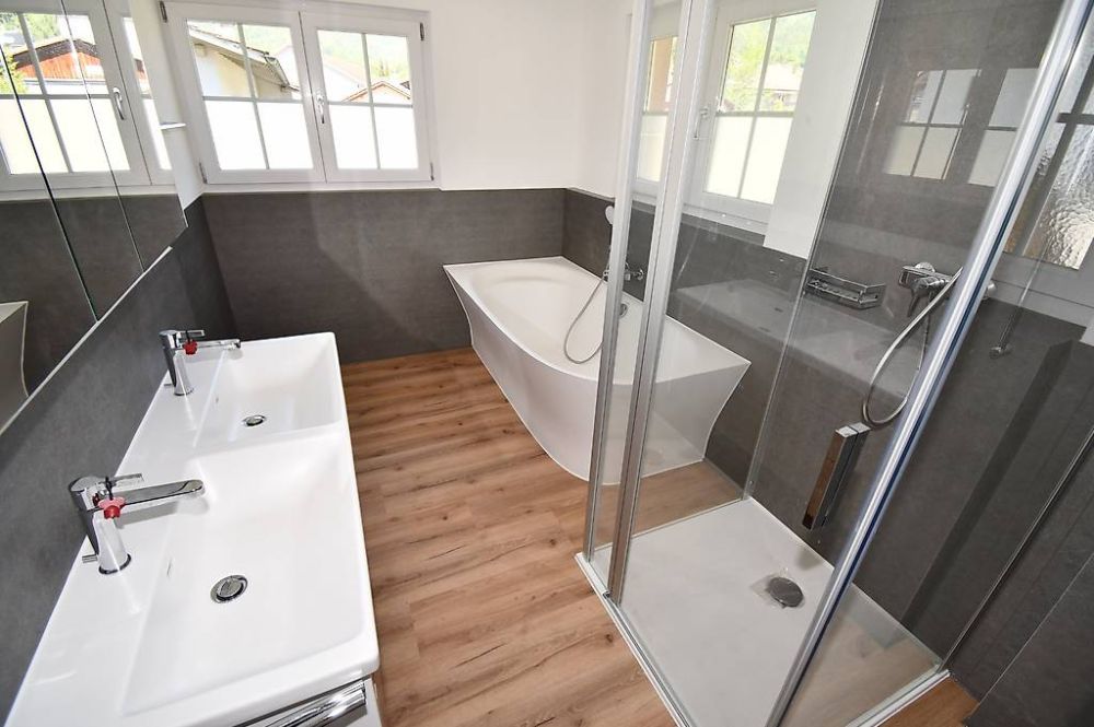 Kernsaniertes Einfamilienhaus, Wärmepumpe und viel Umschwung -  Bild 3