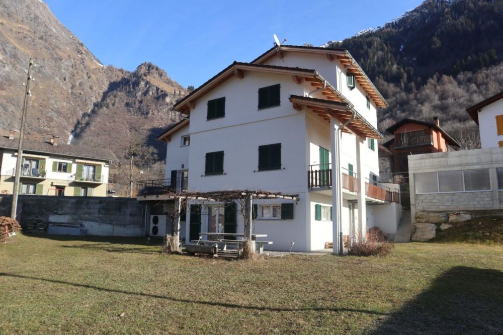 Interessante e nuova palazzina a reddito immersa nel verde, Olivone - Bild 1