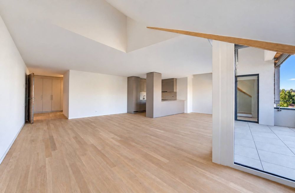 Spacieux séjour et grandes chambres pour ce 5.5 pièces en duplex - Séjour avec espace salle à manger et cuisine ouverte