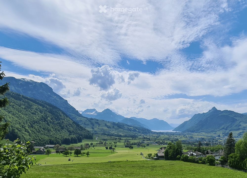 Exklusive Panorama-Residenz mit Einfamilienhaus-Flair in Schwyz, nahe Zug -  Bild 2