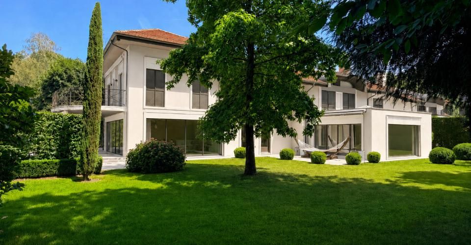 À Mies, une maison rare où la nature devient un luxe - Maison 10 pièces - image - 1