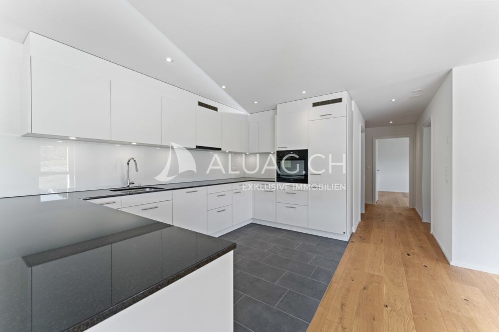 NEUBAUTRAUM 4.5 ZIMMER IM HERZEN DER NATUR - Die offene Küche bietet reichlich Platz zum gemeinsamen Kochen und Geniessen