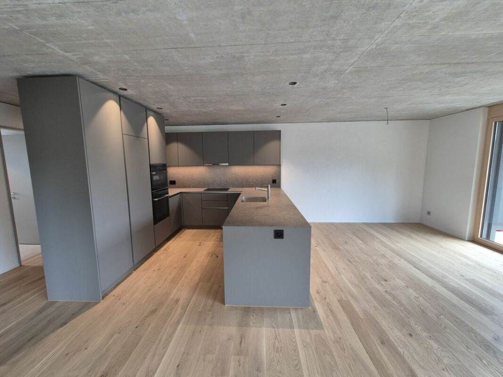 Erstbezug 4.5 Zimmer im 2. Obergeschoss mit grossem Balkon - Küche - Esszimmer