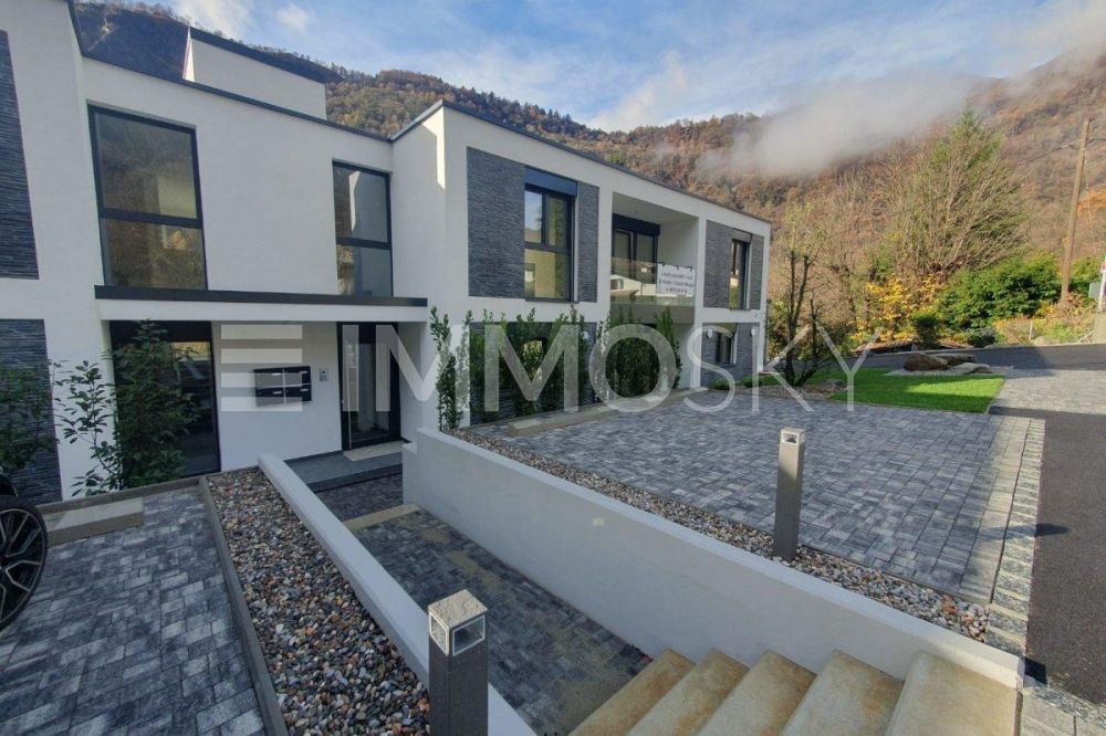 NUOVA  - RESIDENZA STELLA - Accoglienza di classe: ingresso elegante con portone moderno