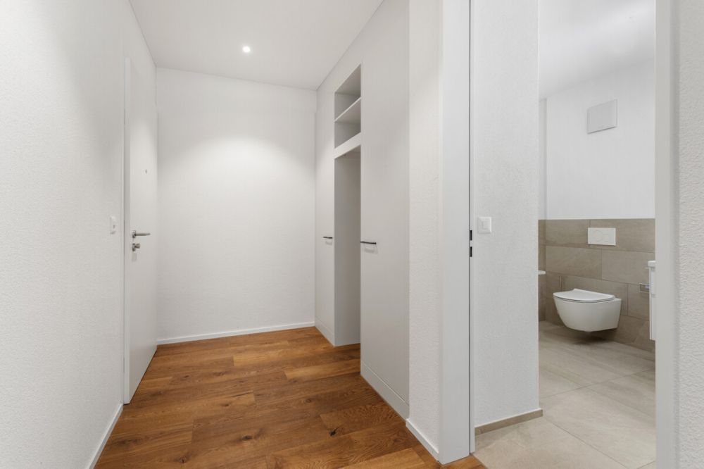 Erstbezug im Ziegelei-Quartier: Hochwertige 4.5-Zimmer-Neubauwohnung - Beeindruckendes Entrée mit raumhohen Türen und edlem Holzboden.