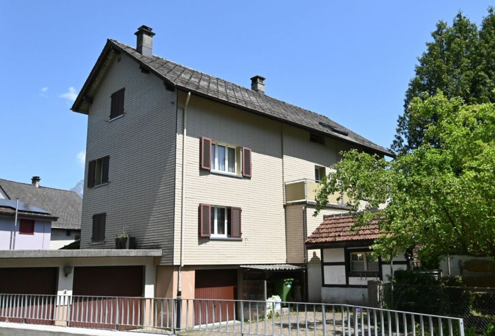 Dreifamilienhaus auf grossem Grundstück -  Bild 1
