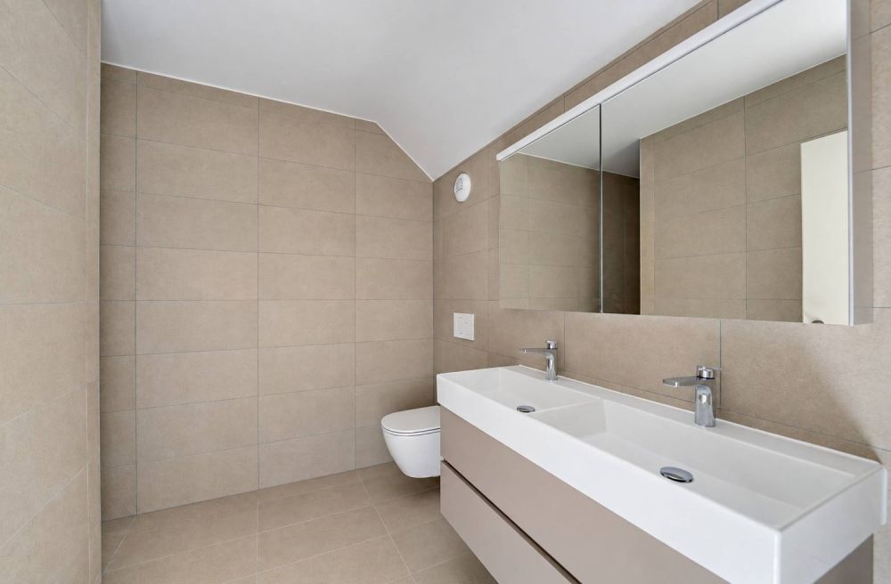 Spacieux séjour et grandes chambres pour ce 5.5 pièces en duplex - Salle de douche en suite avec WC