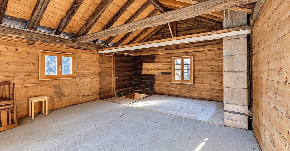 Chalet à rénover – L'âme d'une grange alpine à Sarreyer - Maison jumelée 4.5 pièces - image - 4