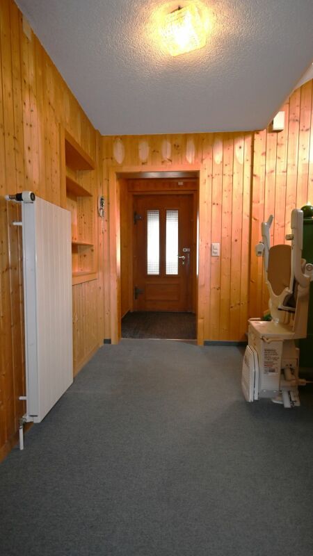 Freistehendes 5.5-Zimmer-Einfamilienhaus mit grossem Garten und Garage - Eingang/Gang