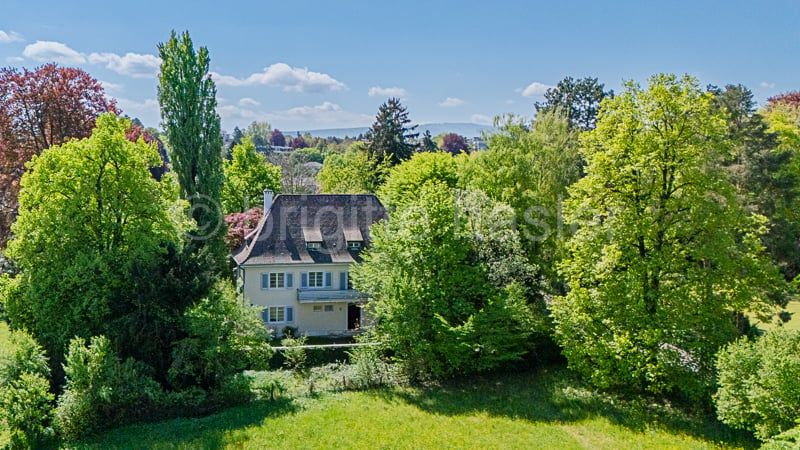 9-Zimmer-Liegenschaft mit Ausbaupotenzial und Baulandreserve in bevorzugtem Villenquartier -  Bild 1