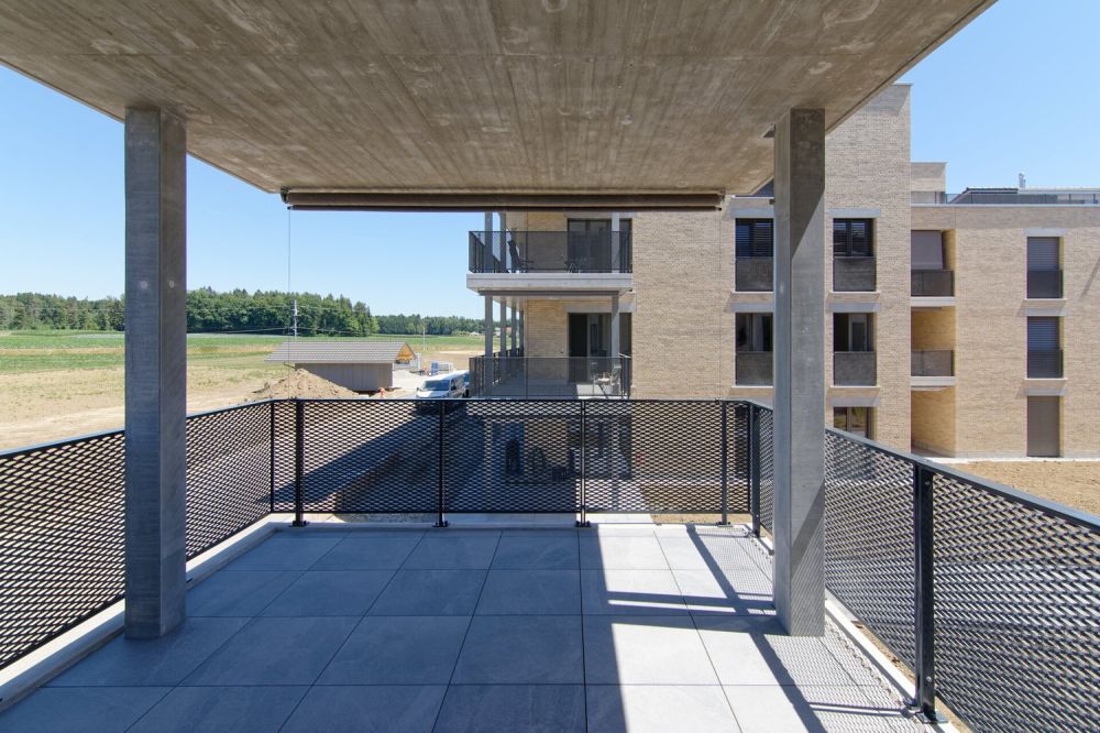 Erstbezug- 4.5-Zimmer Wohnung im 1. Obergeschoss mit Weitsicht - gedeckte Terrasse