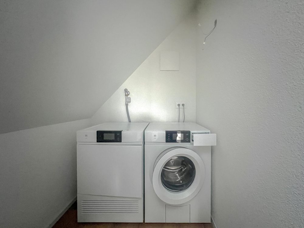 Mit dem Lift direkt in die Wohnung - grosszügige Dach-Maisonette vor den Toren Zürichs -  Bild 13