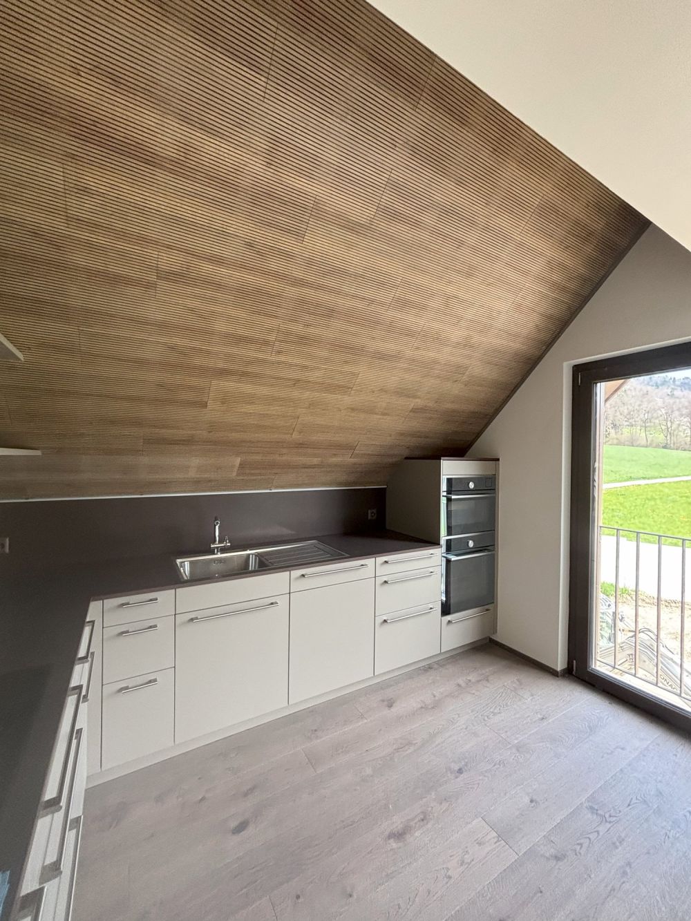 Neue 4.5 Zimmer-Maisonette-Wohnung mit charmanter Atmosphäre -  Bild 2