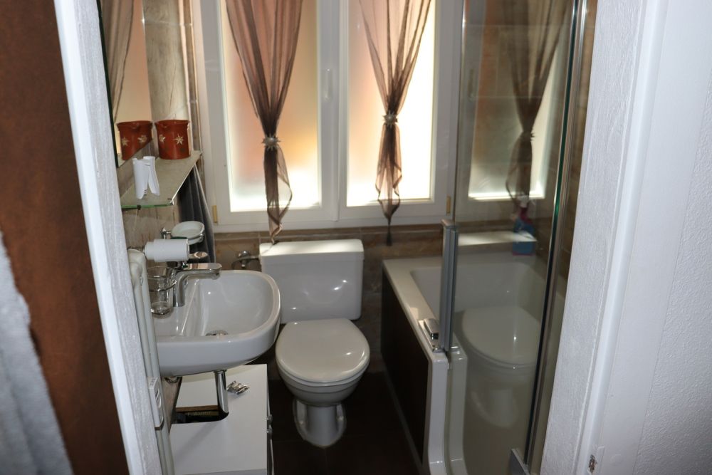 Stilvolle 2.5-Zimmer-Wohnung mit Garten und Terrasse in Grächen! - Bild 6