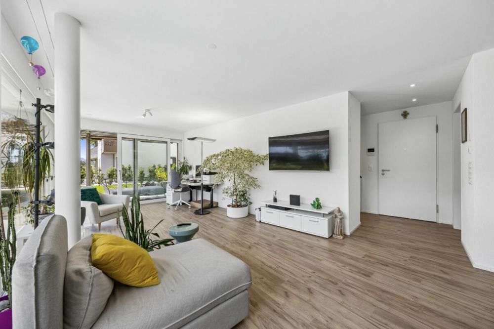 Neuwertige 2.5-Zimmer-Gartenwohnung mit viel Tageslicht - Lichtdurchfluteter Wohnbereich