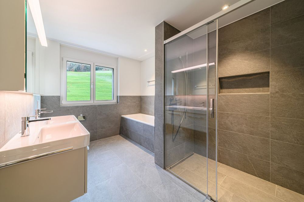 Ruhig und sonnig  schönes Wohnen im Dorf Ganterschwil - Bad | Musterwohnung B2.2