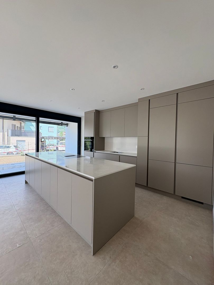 Elegante appartamento di 4.5 locali con giardino privato a Giubiasco -  Bild 1