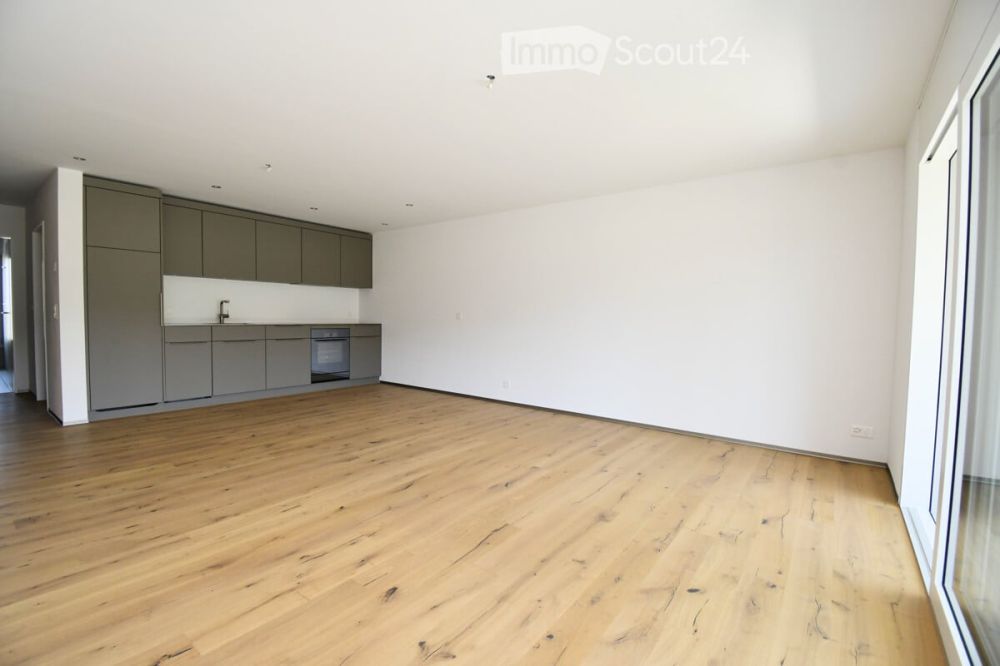 Wohnqualität im Grünen  Schöne 2.5 Zimmerwohnung in Rosshäusern - Küche, Ess- und Wohnbereich