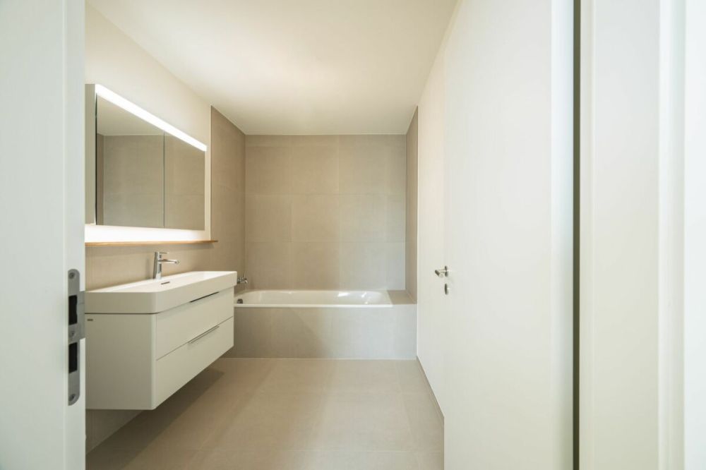 Grosszügige 3½-Zimmer-Dachwohnung mit Galerie und Balkon - Badezimmer mit Badewanne, WC, grossem Lavabo, und Doppelspiegel