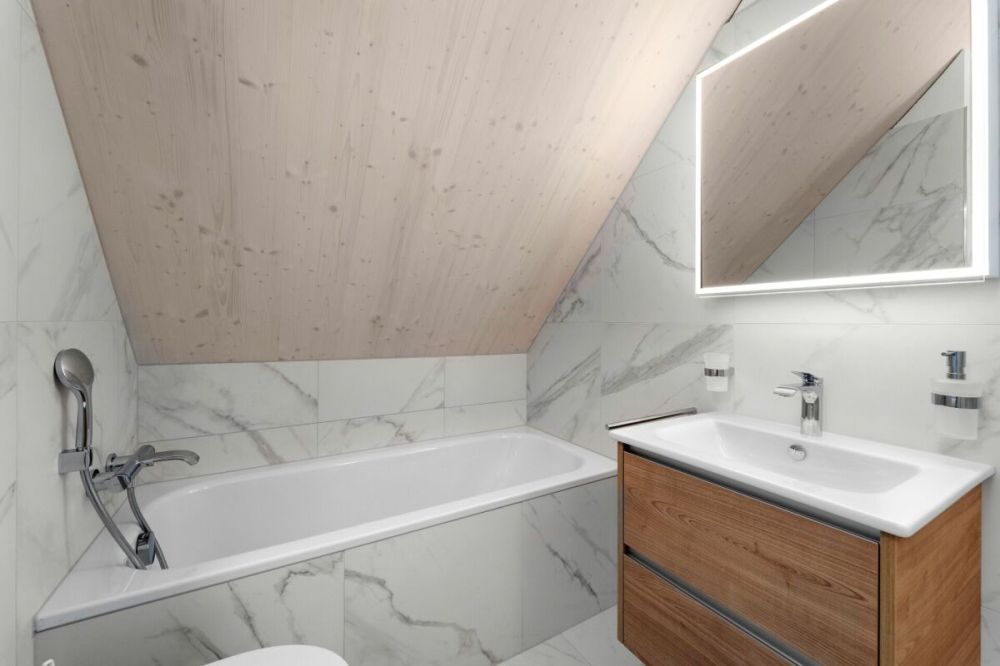 5,5 Zimmer-Doppeleinfamilienhaus - Bad mit Badewanne