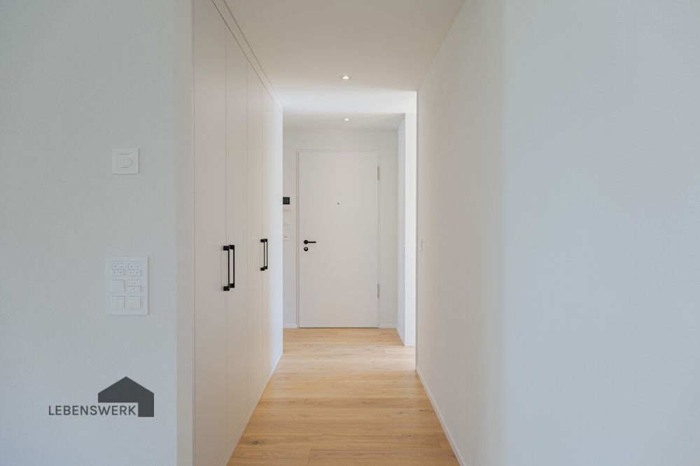 Raumwunder am Wiibärg. Erstbezug in Kreuzlingen TG - Ein heller Eingangsbereich mit viel Stauraum, hier beginnt das gute Gefühl von Ankommen