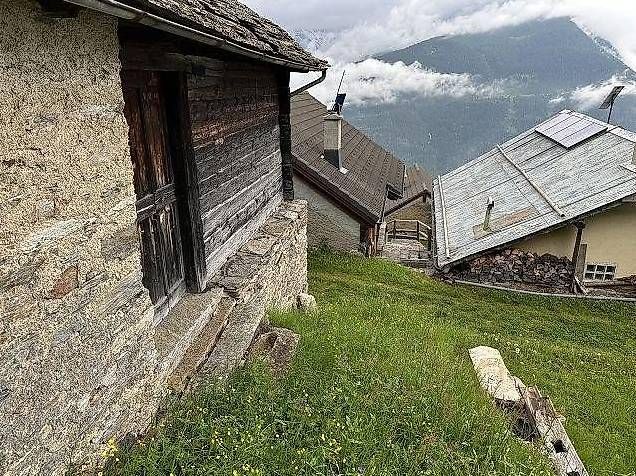 Chalet zum Ausbauen, grosses Wiesland  /  rustico da ristr. -  Bild 6
