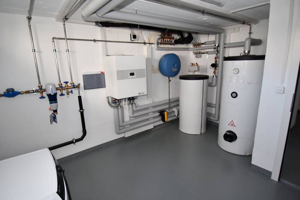 Kernsaniertes Einfamilienhaus, Wärmepumpe und viel Umschwung -  Bild 2