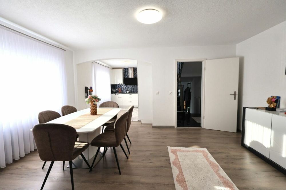 Viel Platz für Familie & Generationen: saniertes Haus mit Garten, Terrasse & Garage Kopie - Bild 5