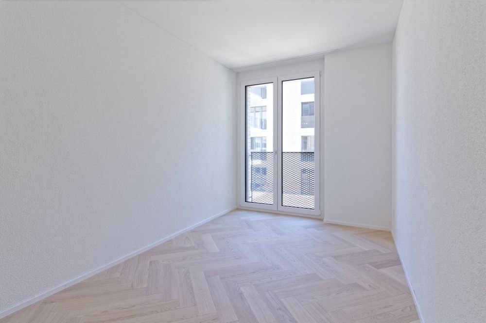 Erstbezug- 4.5-Zimmer Wohnung im 1. Obergeschoss mit Weitsicht - Zimmer 1